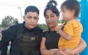 Lee más sobre el artículo Una mujer policía rescató de las vías del tren a un niño en Burzaco