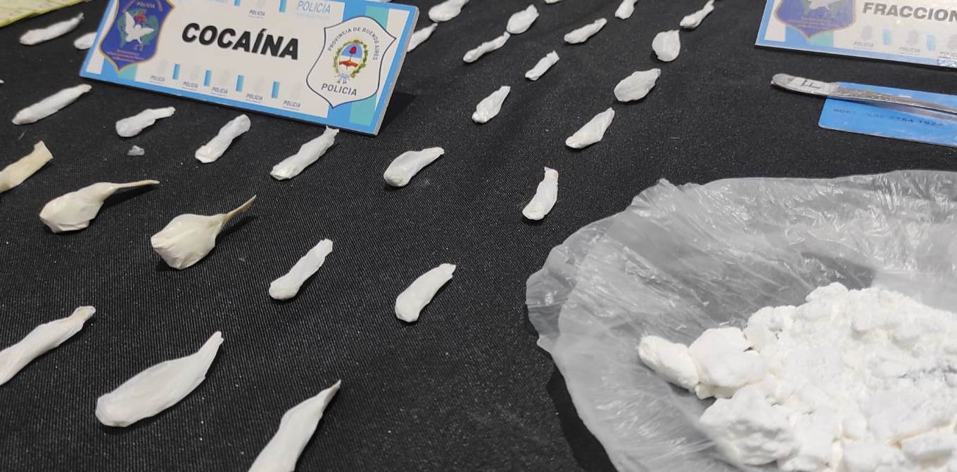 En este momento estás viendo San José: Detienen a dos vendedores de drogas y les secuestran pistolas y una granada