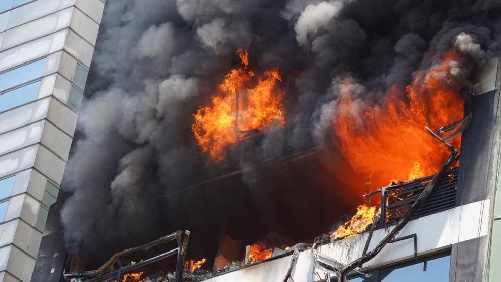 En este momento estás viendo Una mujer muerta y 43 personas hospitalizadas por el incendio en un edificio en el bajo porteño