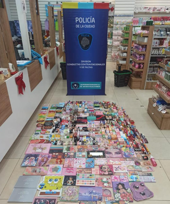 En este momento estás viendo Incautan juguetes y cosméticos con peligro de toxicidad por más de 32 millones de pesos en Once y Microcentro