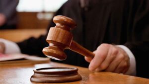 Lee más sobre el artículo Milei propone extender el juicio por jurados al fuero federal y que los jueces usen toga y martillo