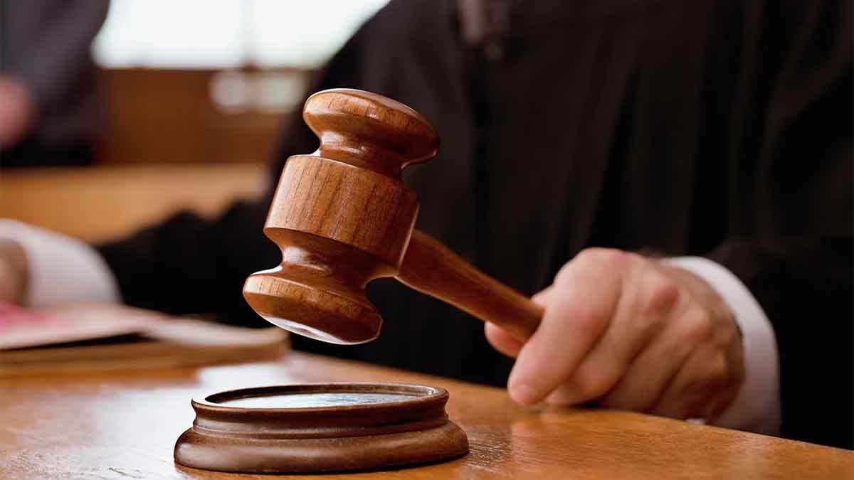 En este momento estás viendo Milei propone extender el juicio por jurados al fuero federal y que los jueces usen toga y martillo