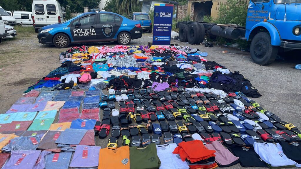 Lee más sobre el artículo Villa Riachuelo: incautan en tres micros más de 16.800 prendas de marcas apócrifas