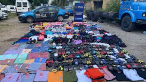 Lee más sobre el artículo Villa Riachuelo: incautan en tres micros más de 16.800 prendas de marcas apócrifas