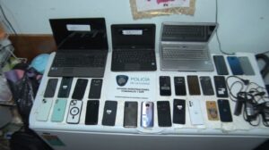 Lee más sobre el artículo Allanan a un motochorro y encuentran 30 celulares y tres notebooks robadas