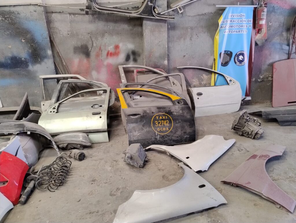 Lee más sobre el artículo Desbaratan un taller clandestino de autos en Mataderos