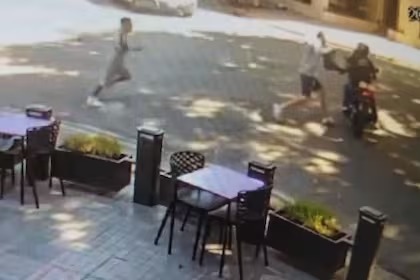 En este momento estás viendo Detuvieron a los motochorros que le robaron un millón y medio de pesos a un joven en Lanús