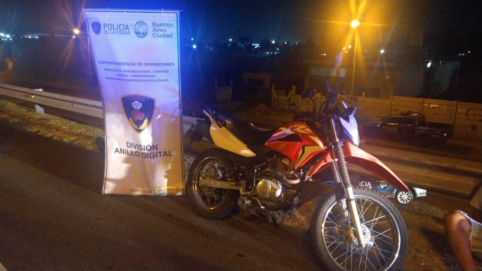 En este momento estás viendo En menos de 15 minutos por el Anillo Digital recuperan una moto robada y detienen a su conductor