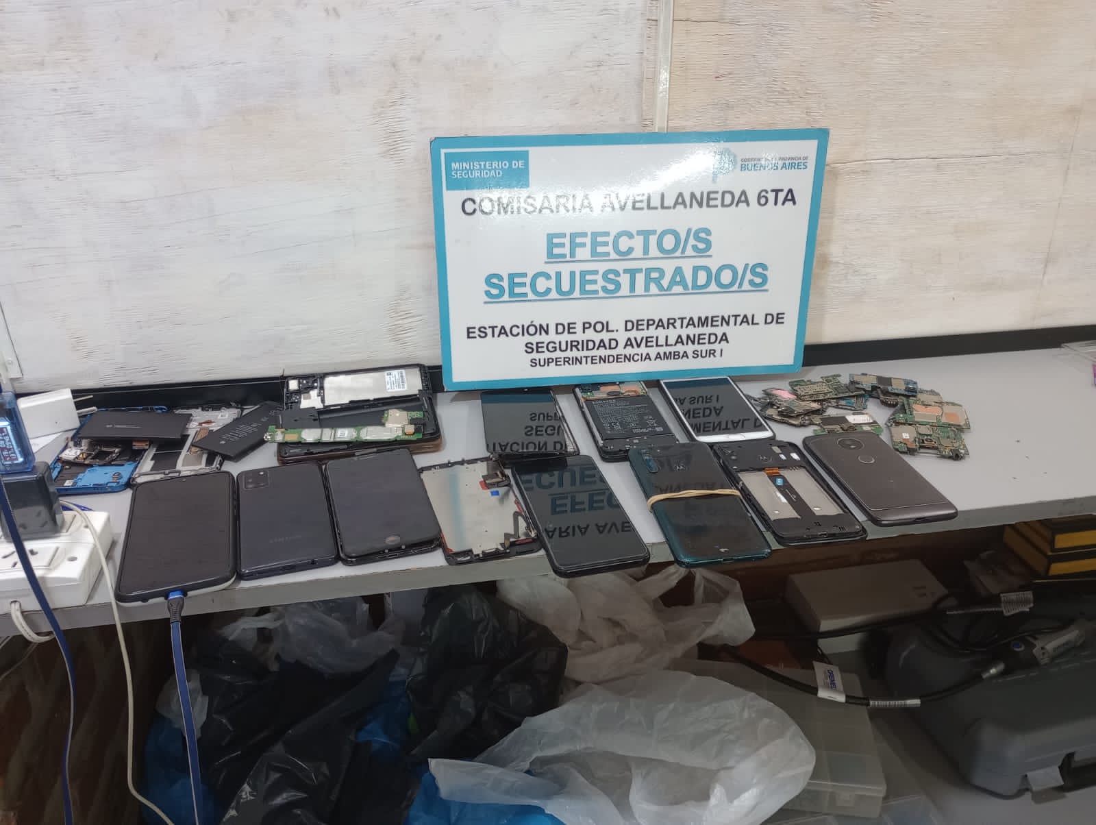 En este momento estás viendo Operativo contra la venta ilegal de tecnología en Avellaneda