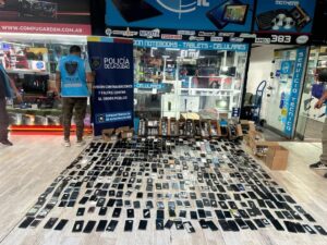 Lee más sobre el artículo Más de mil celulares secuestrados en el centro porteño