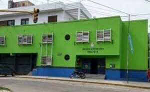 Lee más sobre el artículo Burzaco: Rompió los vidrios de tres autos para robar estéros y terminó detenido