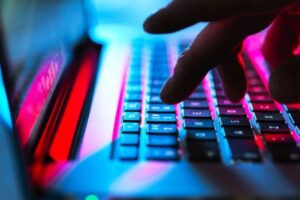 Lee más sobre el artículo Cada 5 horas denuncian un delito contra la identidad digital en la ciudad de Buenos Aires