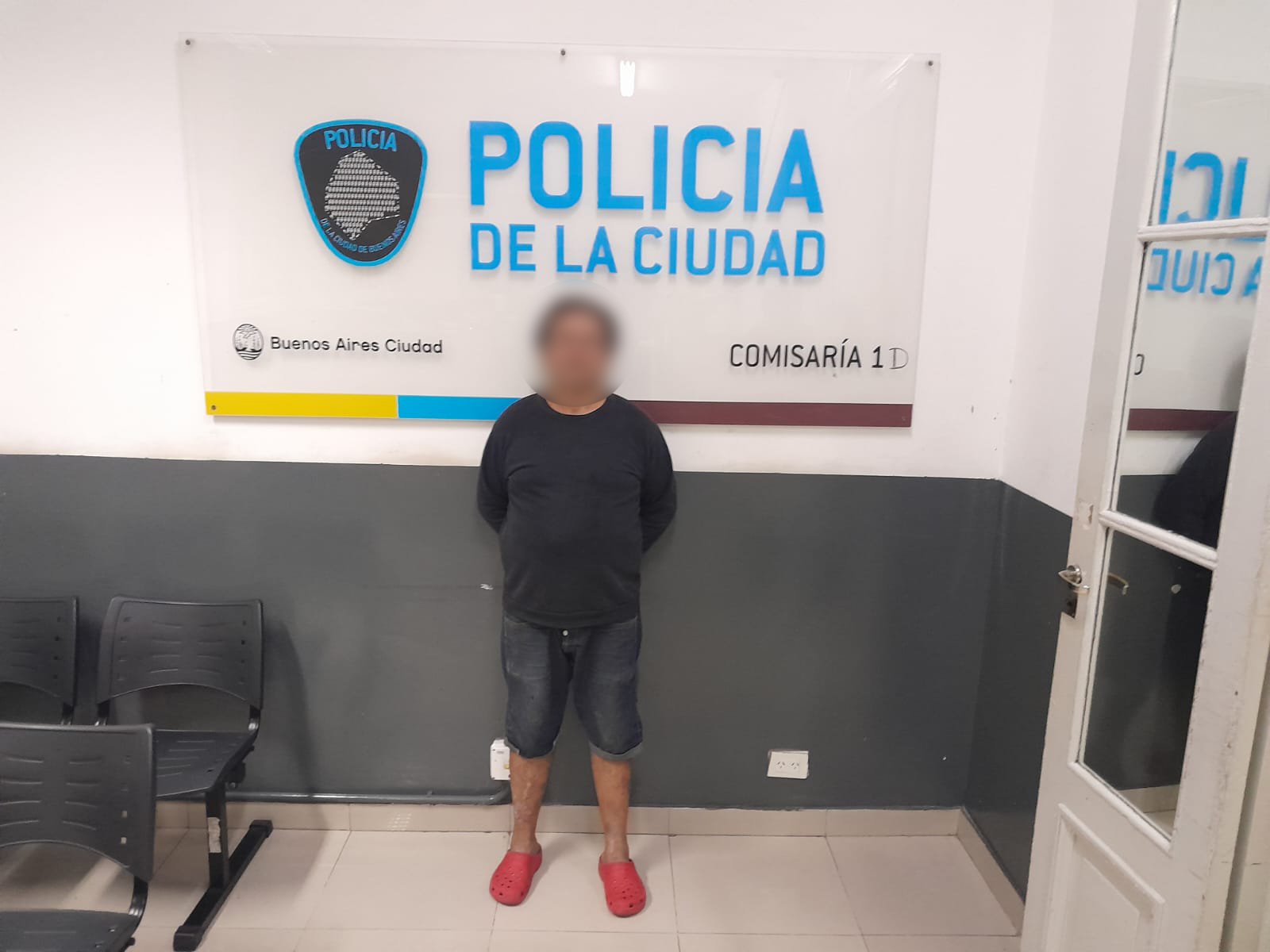 En este momento estás viendo Detienen un «roba bronces» y recuperan placas de la Legislatura porteña