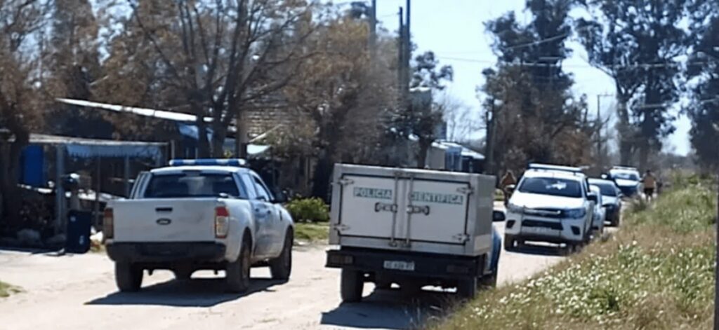 Lee más sobre el artículo Apuñalaron a tres policías que quisieron identificar a sospechosos que desguazaban un auto en Merlo