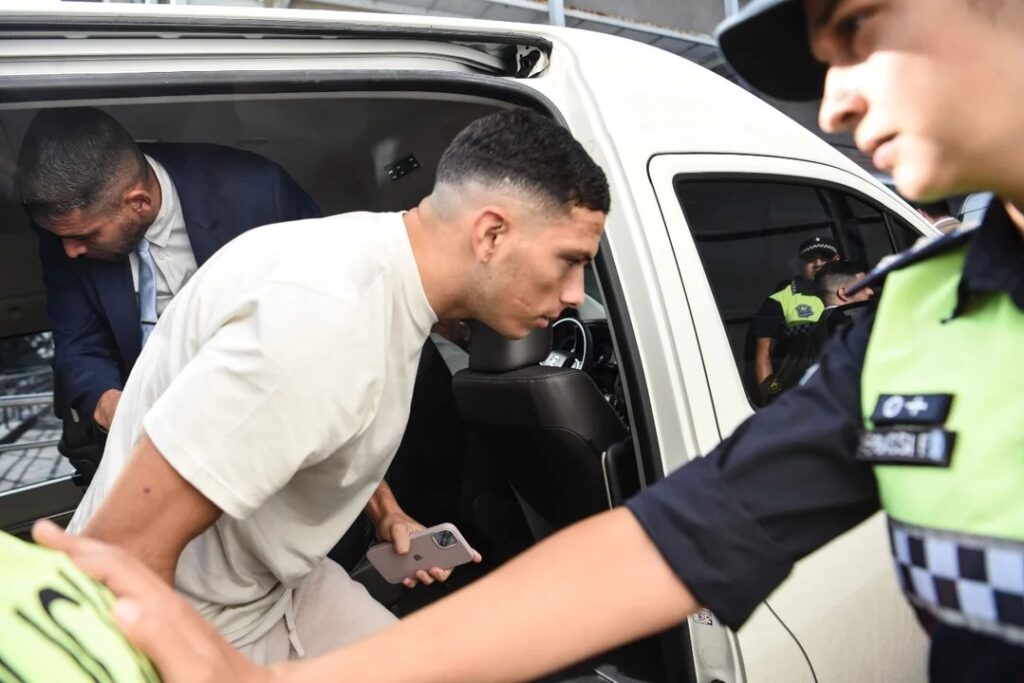 Lee más sobre el artículo Detuvieron a cuatro futbolistas de Vélez Sarsfield por abuso sexual