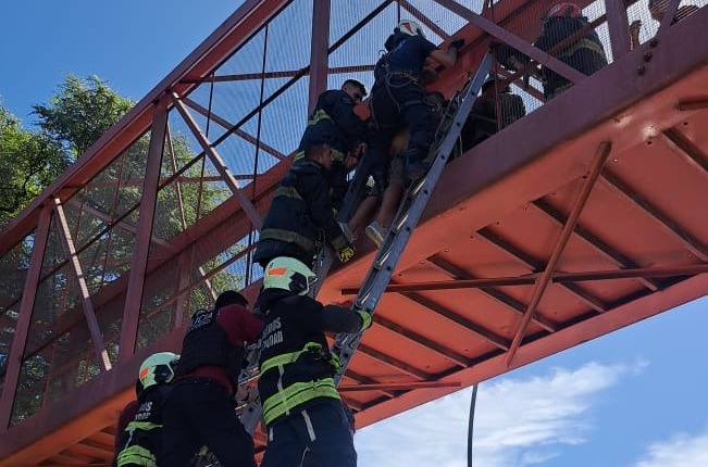 Lee más sobre el artículo Tensión en la General Paz: rescatan a un hombre que se estaba por arrojar de un puente