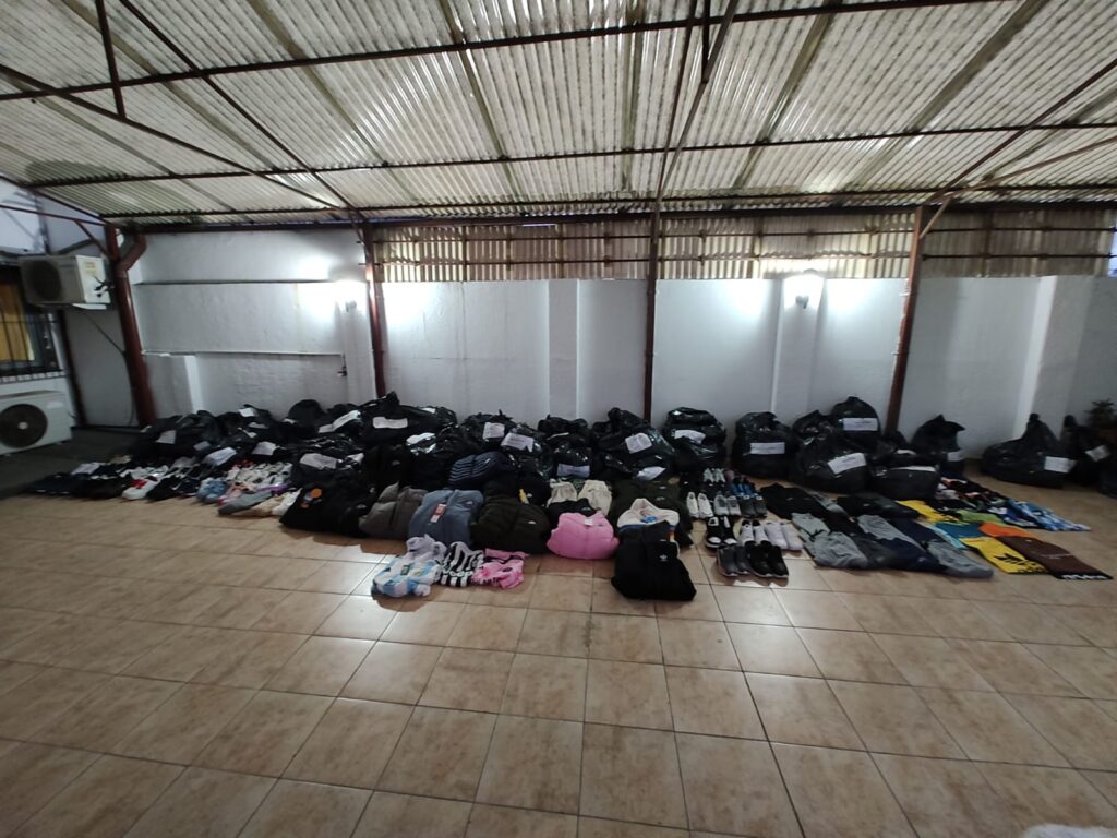 Lee más sobre el artículo Allanan un oulet en Quilmes y secuestran gran cantidad de ropa con marcas falsificadas