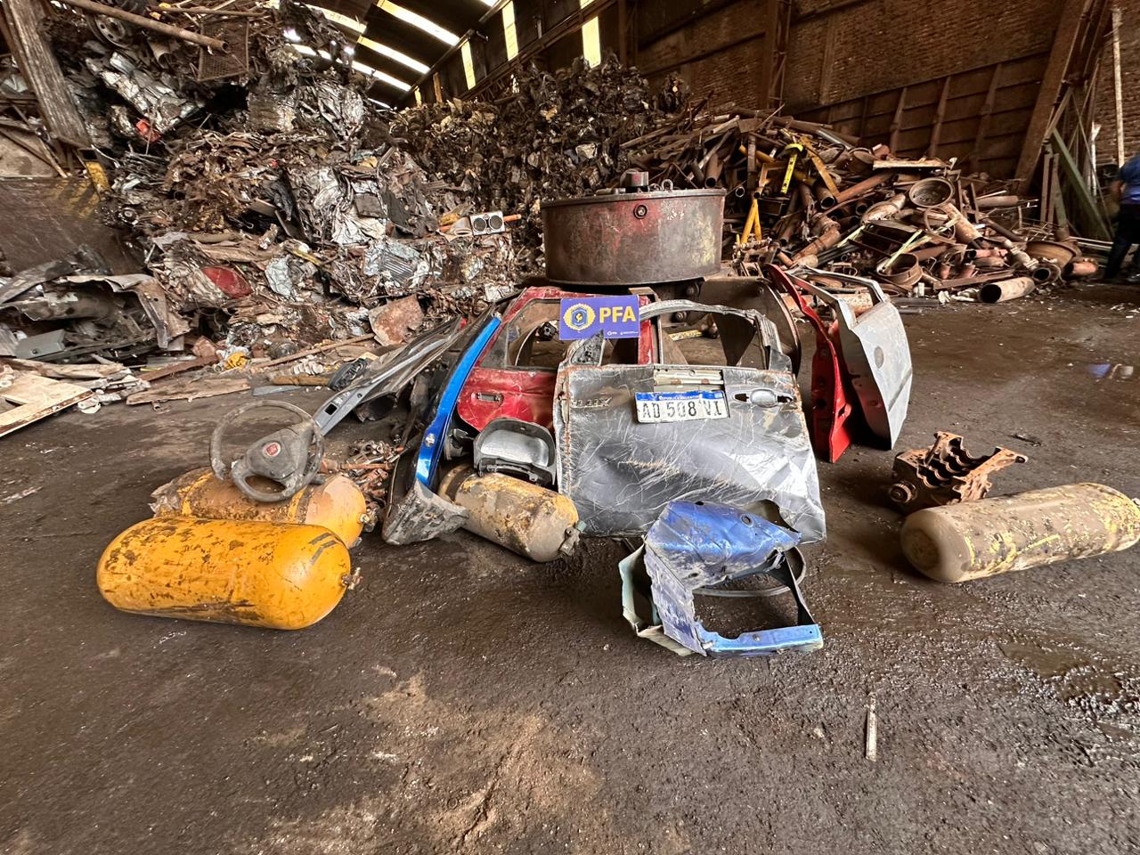 En este momento estás viendo Cayó una banda en Avellaneda que vendía rieles, durmientes y tubos de GNC robados