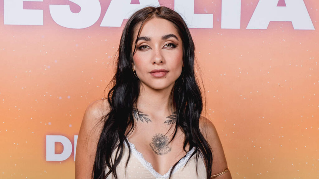 Lee más sobre el artículo Le robaron el doble disco de platino a María Becerra en Ezeiza