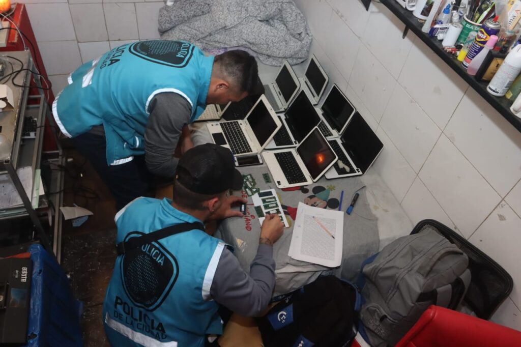 Lee más sobre el artículo Recuperan notebooks robadas en escuelas, tras allanamientos en Lomas y Avellaneda