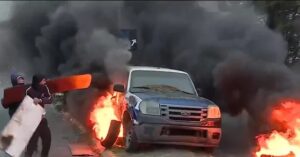 Lee más sobre el artículo Incendiaron un patrullero en un reclamo de seguridad tras el crimen de un repartidor