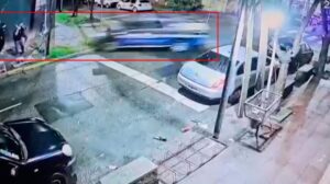 Lee más sobre el artículo Un patrullero perseguía a delincuentes y atropelló a un grupo de jóvenes en Villa Martelli