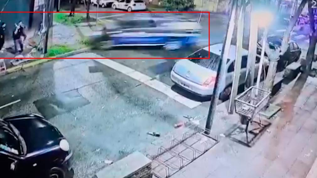 En este momento estás viendo Un patrullero perseguía a delincuentes y atropelló a un grupo de jóvenes en Villa Martelli