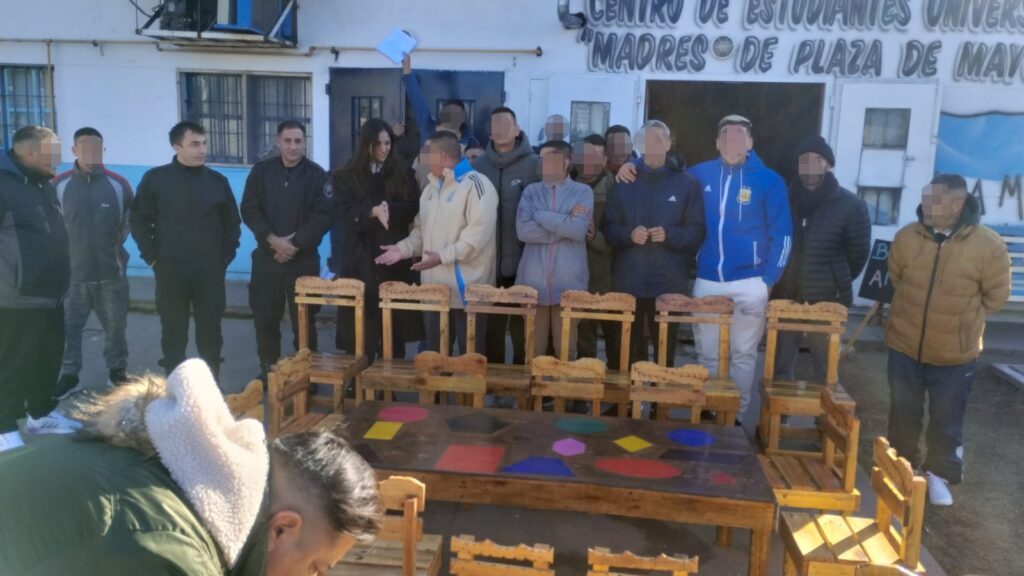 Lee más sobre el artículo En una cárcel de La Matanza construyeron mobiliario para una escuela de Misiones