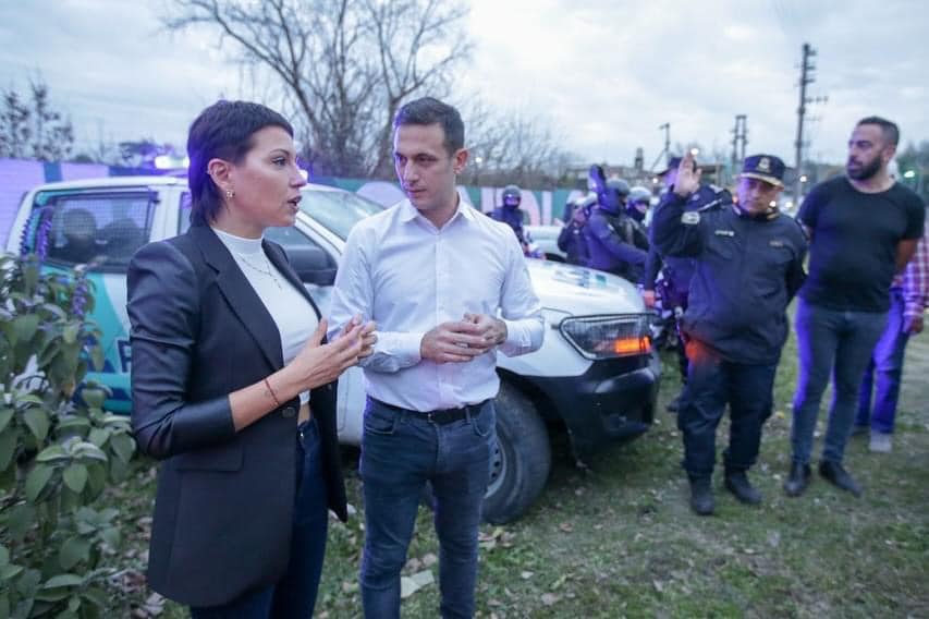 En este momento estás viendo Julián Álvarez y Mayra Mendoza encabezaron un megaoperativo de seguridad en el límite entre Lanús y Quilmes