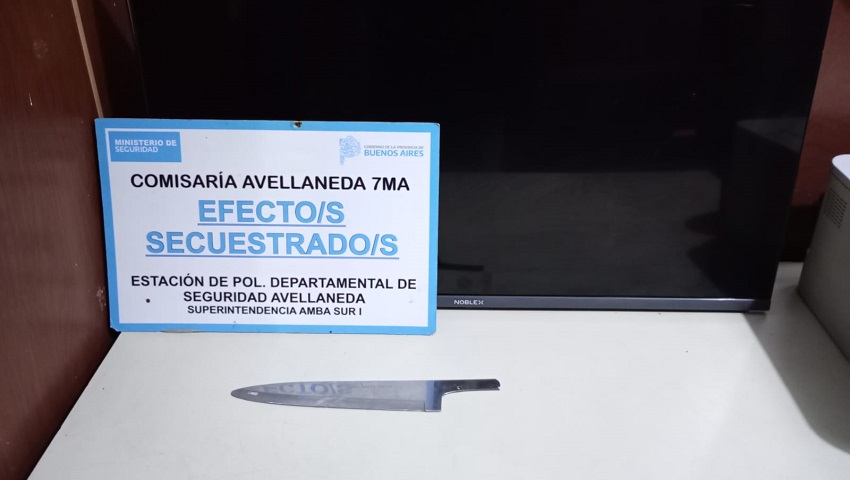 En este momento estás viendo Avellaneda: Apuñalaron a un vecino para robarle el televisor y terminaron detenidos