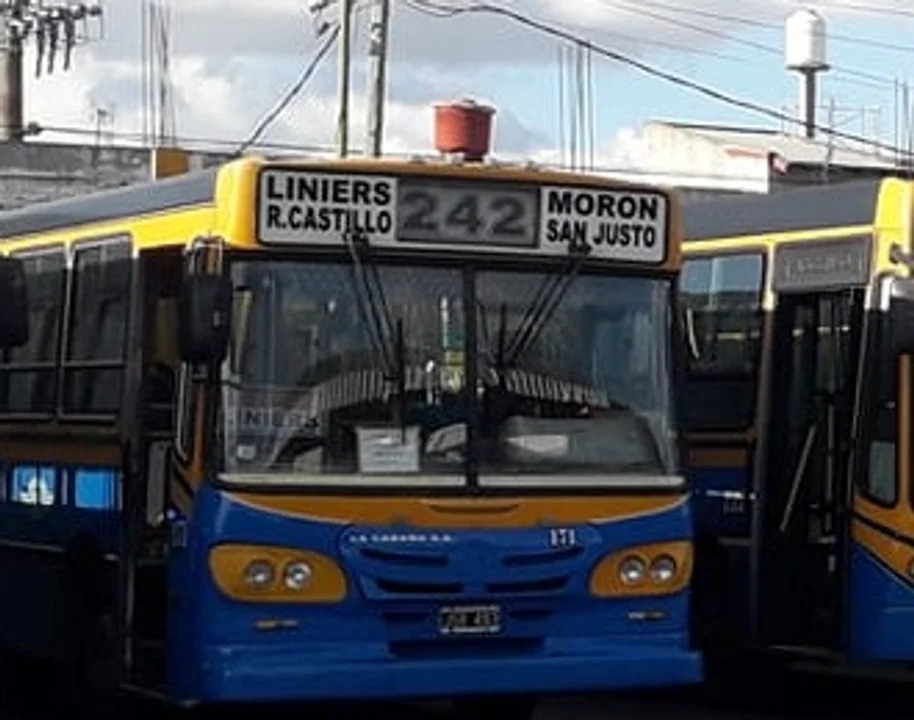 Lee más sobre el artículo Un delincuente asaltó a pasajeros arriba de un colectivo en Rafael Castillo