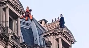 Lee más sobre el artículo Un hombre disfrazado de Batman amenazó con arrojarse al vacío en el microcentro porteño