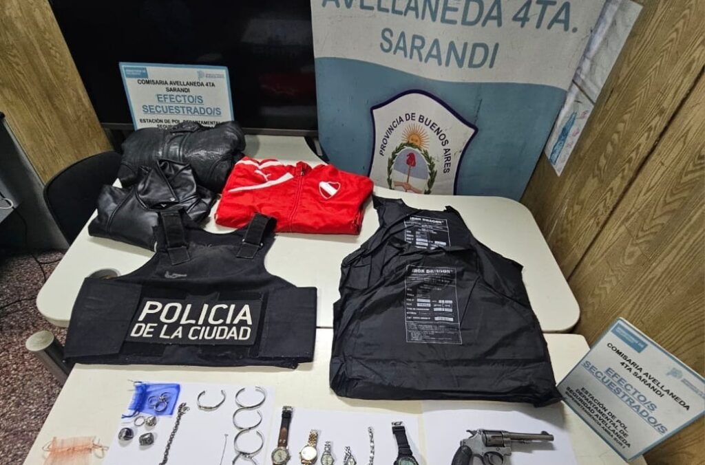 Lee más sobre el artículo Avellaneda: Robaba vestido de policía y terminó detenido