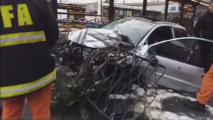 Lee más sobre el artículo Choque brutal en el Metrobus: un auto iba a alta velocidad e impactó una parada
