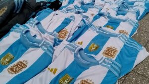 Lee más sobre el artículo Secuestran camisetas truchas que iban a ser vendidas en La Salada
