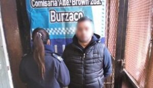Lee más sobre el artículo Burzaco: Cayó delincuente que usaba inhibidor de señal y ropa policial para robar autos