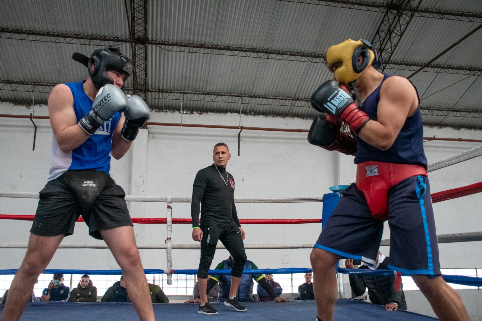 En este momento estás viendo El ex campeón mundial Brian Castaño participó de un evento boxístico en la cárcel de Olmos