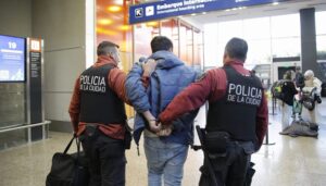 Lee más sobre el artículo Detuvieron a un chileno robando en Saavedra y en 12 días lo condenaron y expulsaron del país