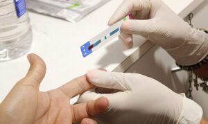 Lee más sobre el artículo Inédito: Condenaron a un hombre a 3 años de prisión por contagiar adrede de HIV a su pareja