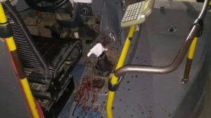 Lee más sobre el artículo Horror en José C. Paz: le cortaron los dedos a un colectivero con un machete para robarle