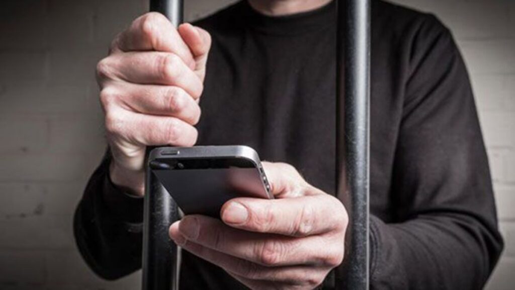 Lee más sobre el artículo Insisten en prohibir el uso de celulares a presos en las cárceles bonaerenses