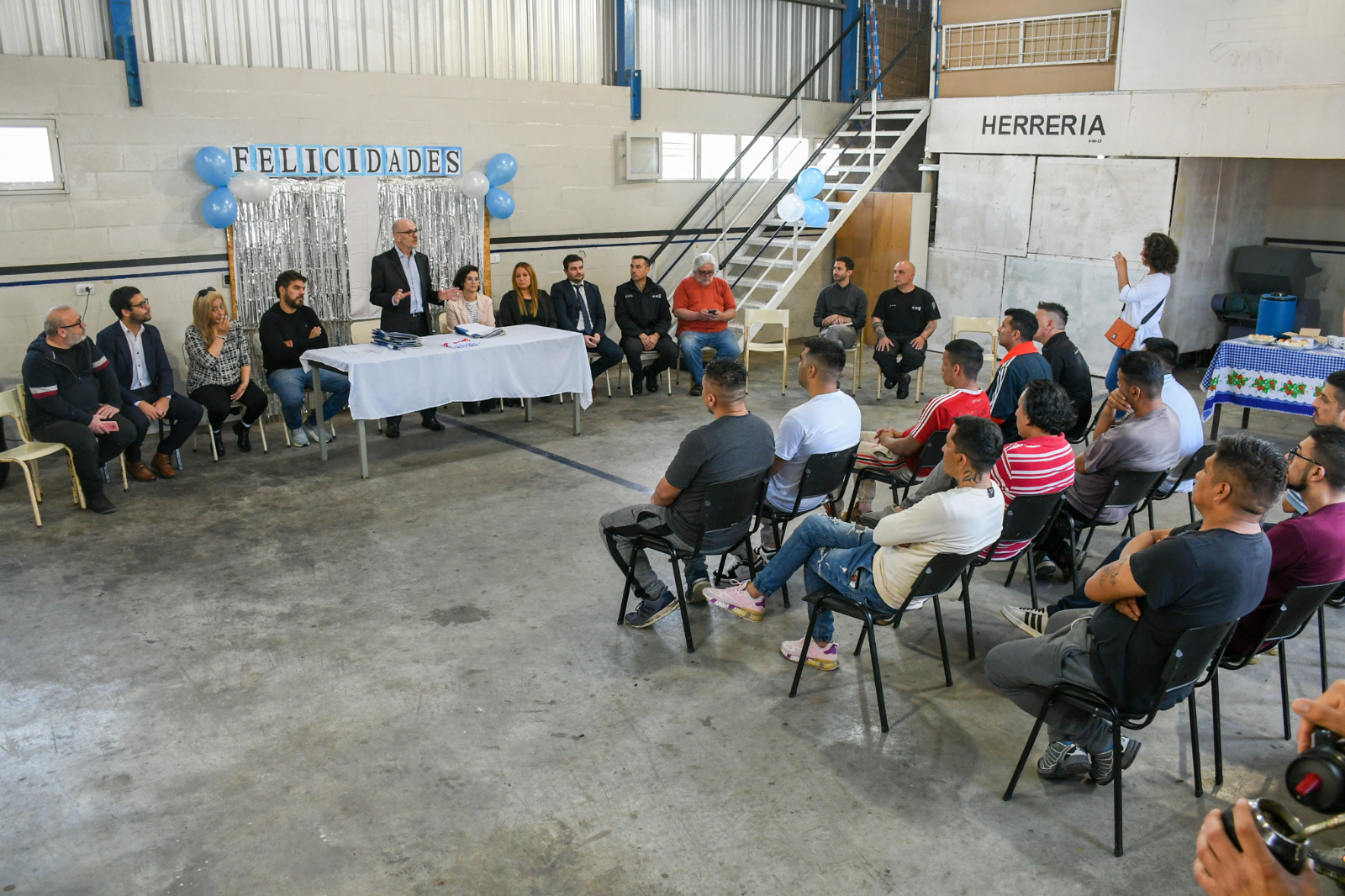 En este momento estás viendo Detenidos en cárceles de Lomas egresaron de cursos universitarios de oficios
