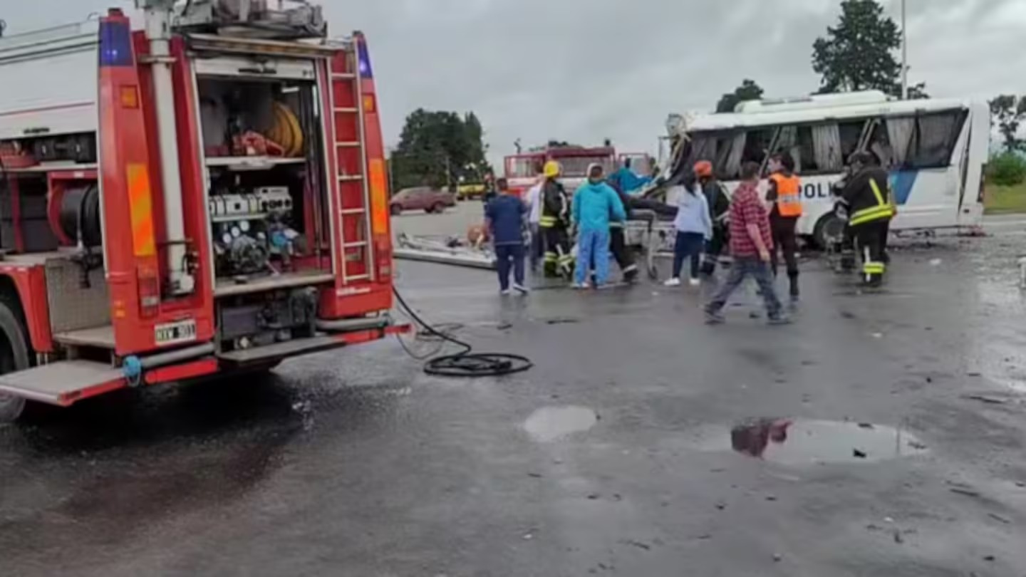 En este momento estás viendo Carmen de Areco: cuatro policías murieron en un choque entre un colectivo y un camión