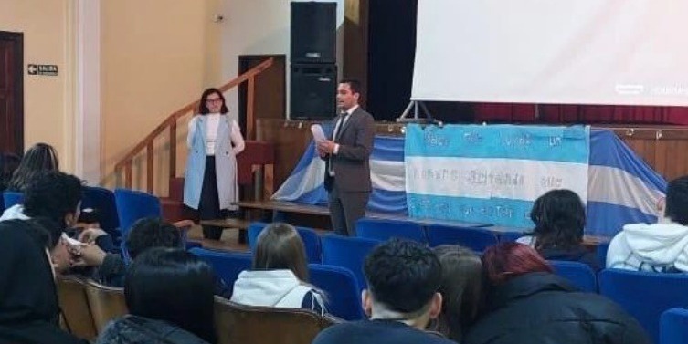 En este momento estás viendo “La Justicia va a la escuela” se lleva adelante con éxito en escuelas de Quilmes