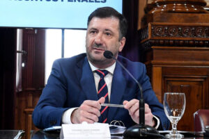 Lee más sobre el artículo Detuvieron senador argentino en Paraguay: viajaba con 200 mil dólares sin declarar