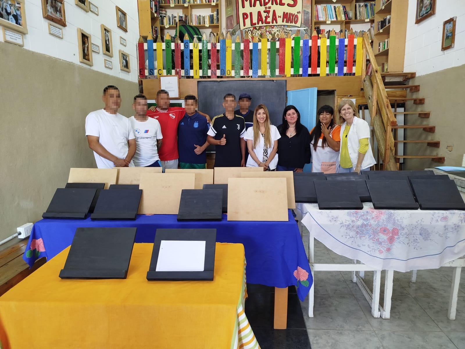 En este momento estás viendo En la cárcel de La Matanza elaboraron muebles para una Escuela Especial y un Jardín de Infantes