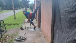 Lee más sobre el artículo Intentó robar una casa en San Miguel y quedó atrapado con el tobillo clavado en una reja