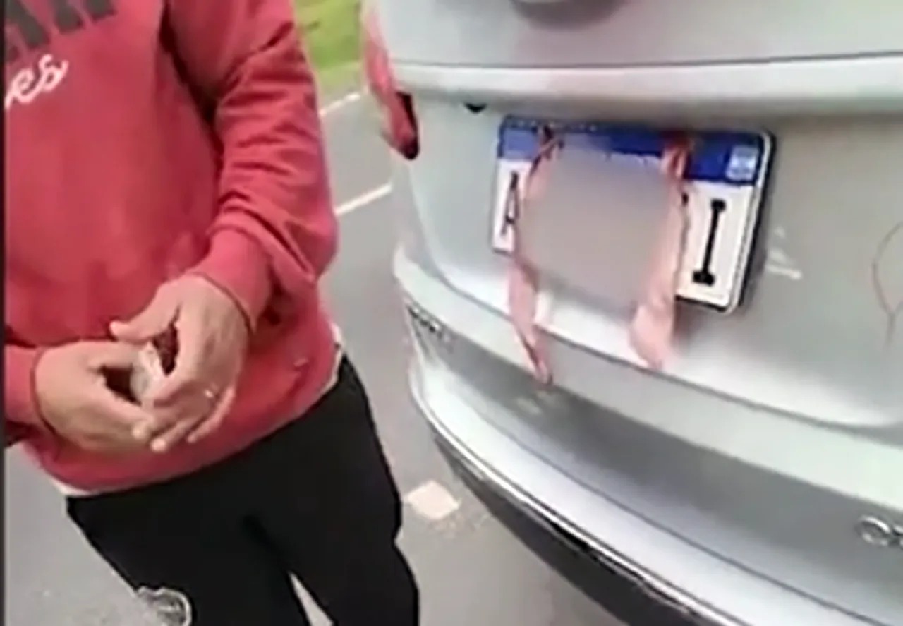 En este momento estás viendo Crece la cantidad multas por circular con la patente del auto tapada