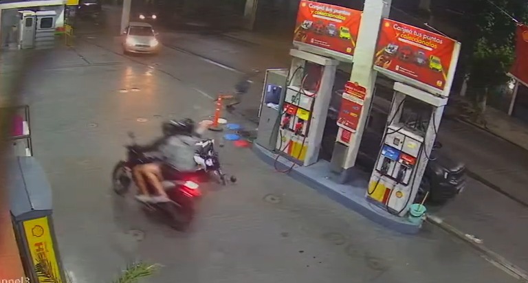 En este momento estás viendo Ituzaingó: Persiguieron a una pareja por más de diez cuadras y la balearon para robarle una moto
