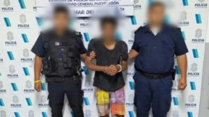 Lee más sobre el artículo Intentó meterse a robar por los techos, se cayó y se fracturó una pierna: los vecinos lo atraparon